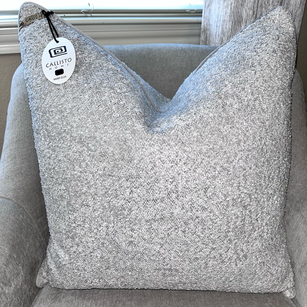 1-NWT CALLISTO HOME GRAY VELVET BOUCLE DECORATIVE PILLOW (T00661F12)
